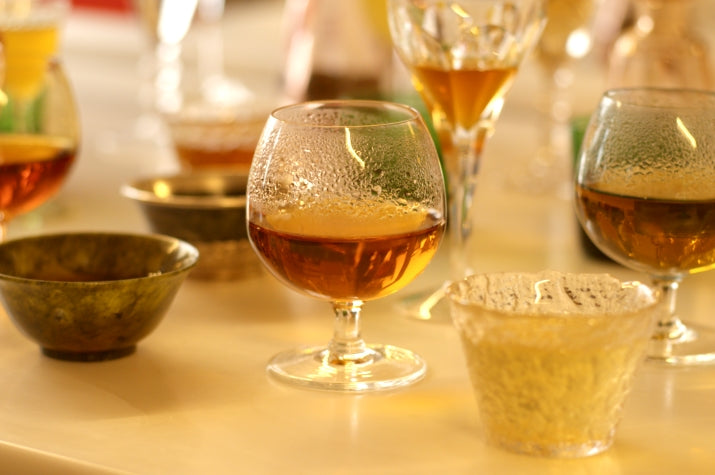 Tea ceremony features preserving flavonoids and polyphenols in tea